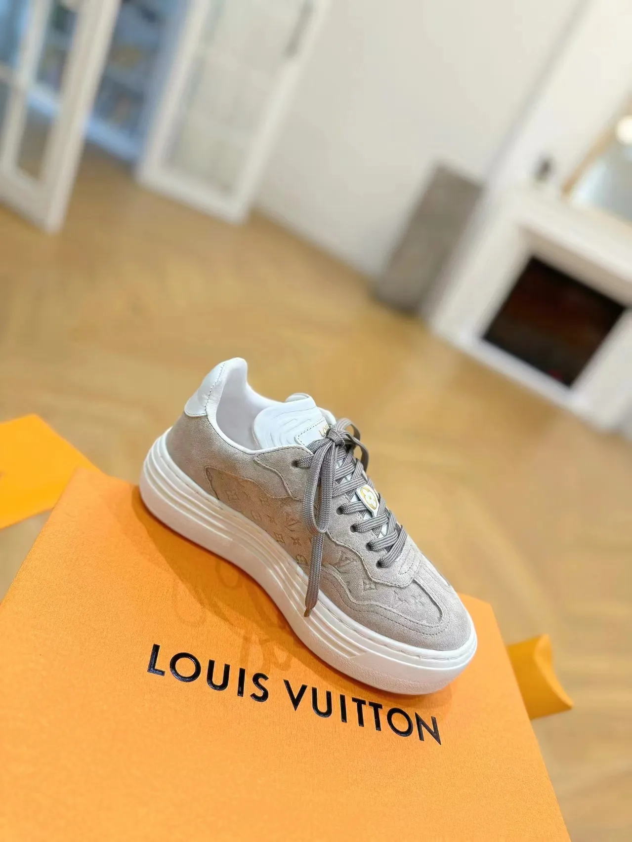 👟👟Ex-factory price 620👟👟Men's size +10 Same style for men and women🔥🔥𝐋𝐕 𝐃𝐢𝐬𝐜𝐨𝐯𝐞𝐫𝐲 2024 new sports shoes thick sole casual ❗️❗️ original purchase development and production LV Discovery lace-up shoes were unveiled at Louis Vuitton's fourth show. They are made of technical mesh fabric and metallic synthetic materials to create a streamlined design. Brand elements embellish the upper and lightweight rubber outsole, with technical shoelaces. Fabric: Original imported cowhide + technology mesh Inner lining: Original customized breathable mesh Sole: Original molded ultra-light rubber foam material Bottom thickness: 5.5CM Size: Women's 35-41 (41 customized), Men's 39-46, (45-46 customized)